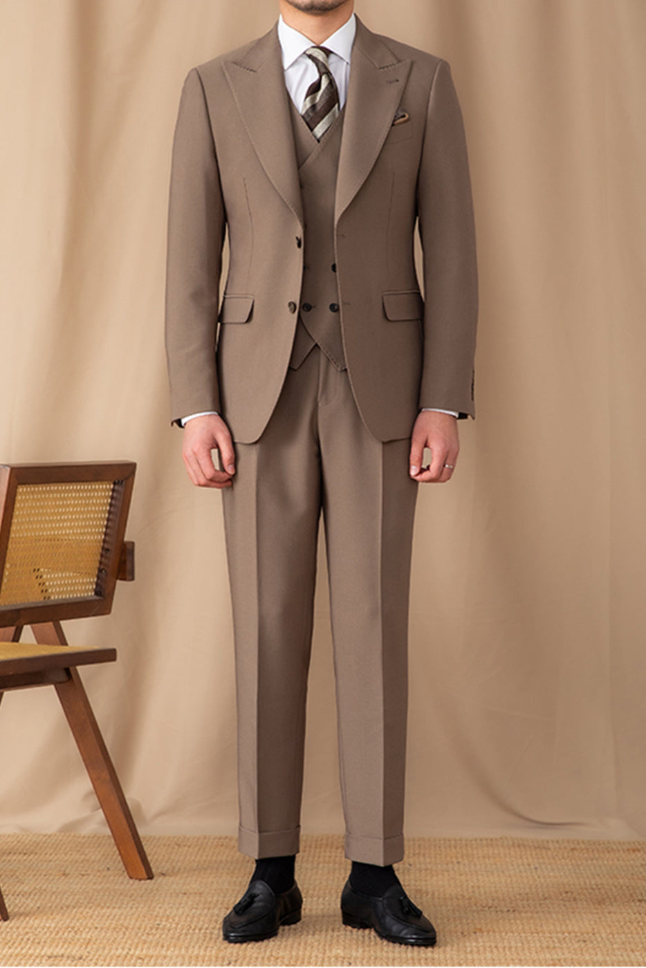 aesido 3 Piece Business Casual Peak Lapel Men's Suit (Blazer+Vest+Pants)