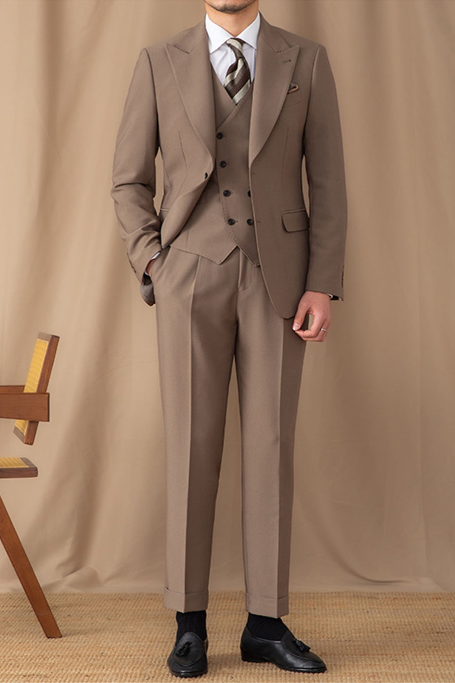 aesido 3 Piece Business Casual Peak Lapel Men's Suit (Blazer+Vest+Pants)