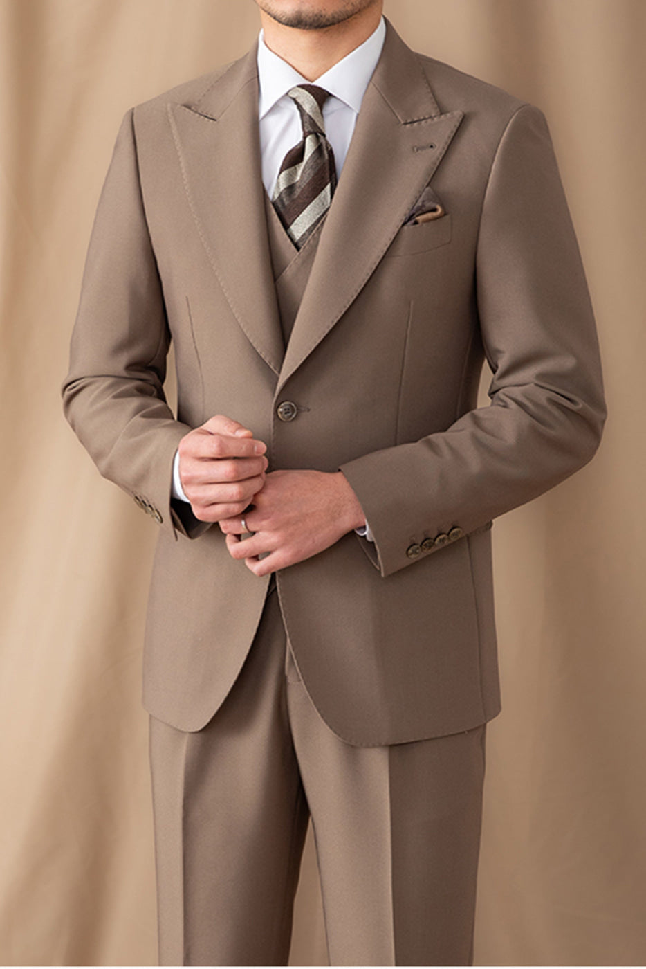 aesido 3 Piece Business Casual Peak Lapel Men's Suit (Blazer+Vest+Pants)