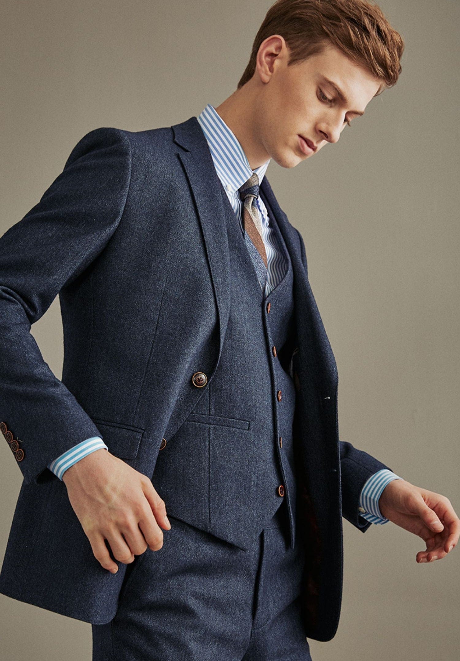 aesido Grey Three Piece Business Casual Men's Suit Groom Wedding Dress