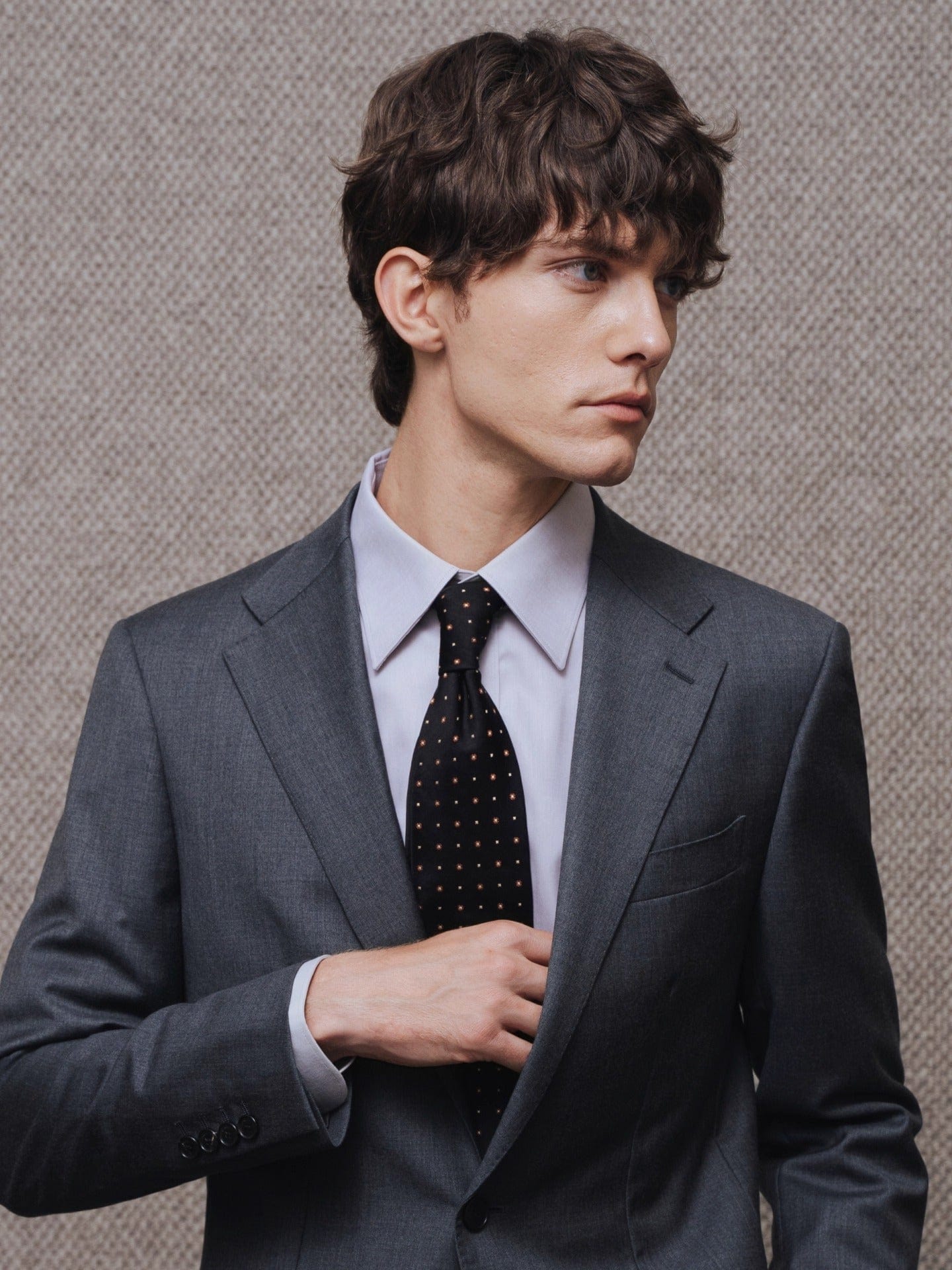 aesido Men’s Classic Grey Two-Piece Suit with Peak Lapel Blazer and Matching Pants