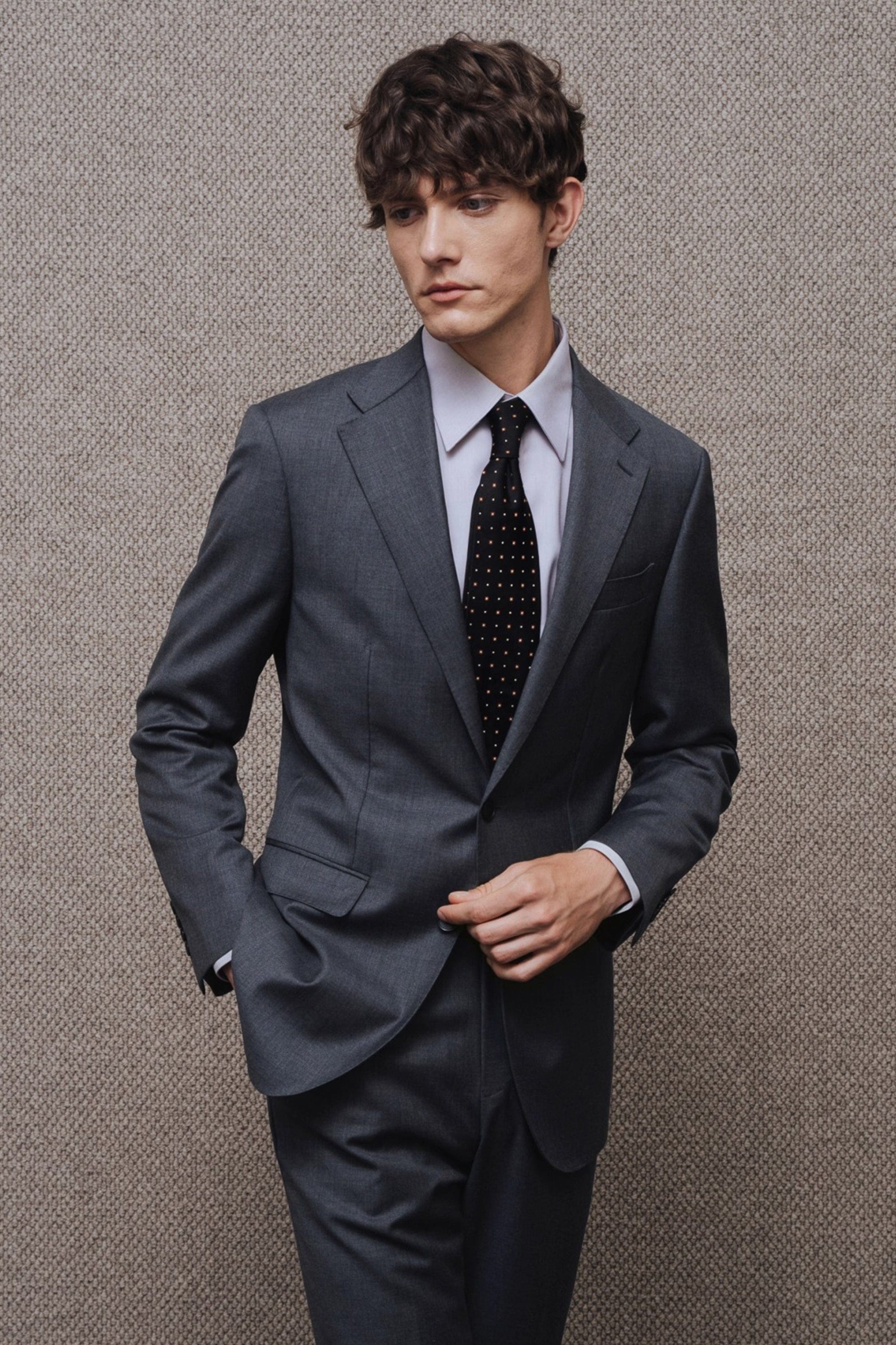 aesido Men’s Classic Grey Two-Piece Suit with Peak Lapel Blazer and Matching Pants