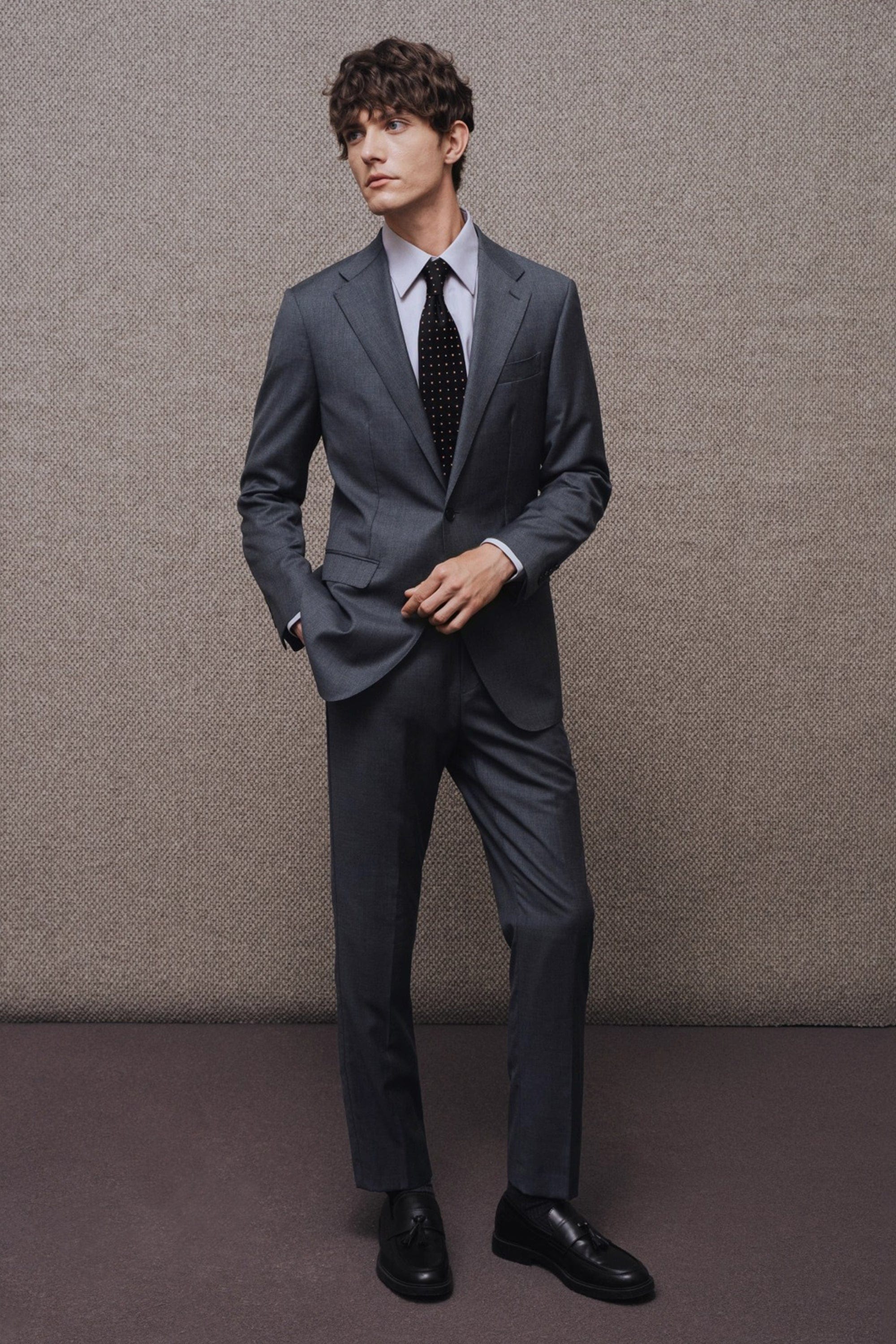 aesido Men’s Classic Grey Two-Piece Suit with Peak Lapel Blazer and Matching Pants