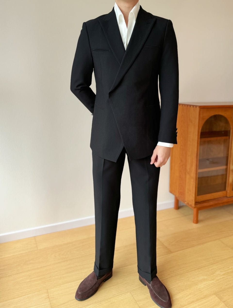 Men's Black 2-Piece Suit Set Blazer and Pants, Peak Lapel, Single Bu Men's Black 2-Piece Suit Set Blazer and Pants, Peak Lapel, Single Bu
